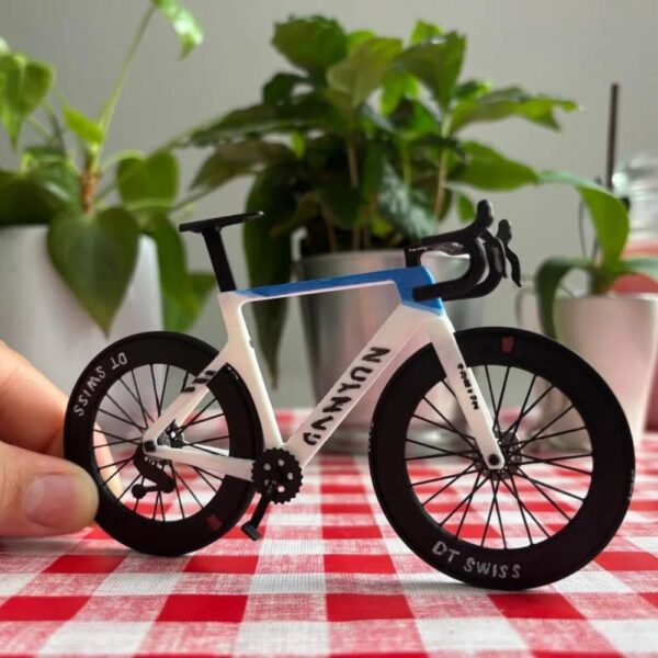 Aero Road Bike Snap-Fit 3D Model – Glue-Free Miniature for Cycling Enthusiasts (1:12 Scale)